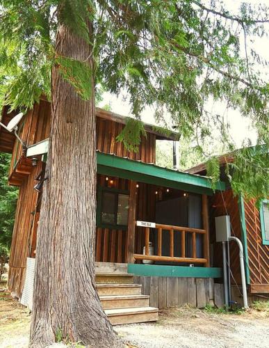 Boundary County House | Spacious, Custom-Built Log Cabin