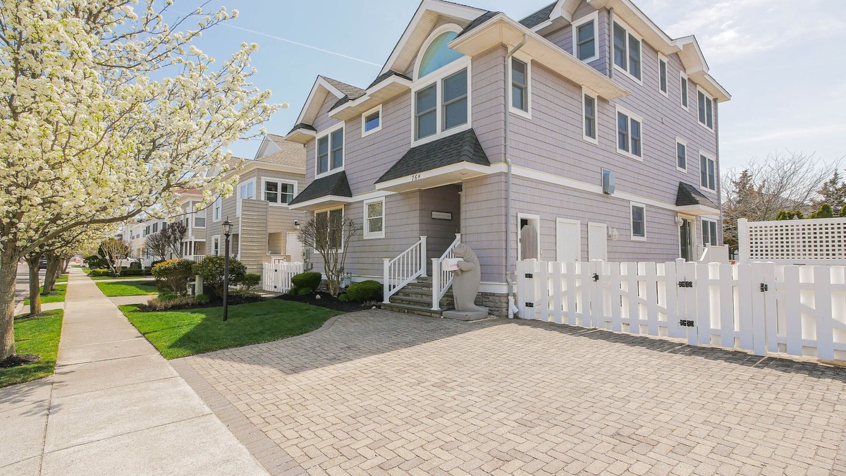 Avalon House | Spacious Custom Home: everything Avalon offers: Beach, Pool, Tennis, Hot Tub!