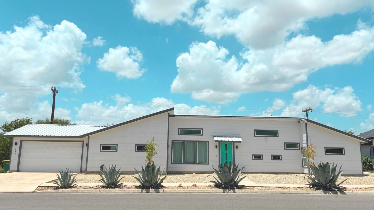 Converse House | Spacious Custom Modern 4-bedroom 4-baths house with BBQ in charming Converse