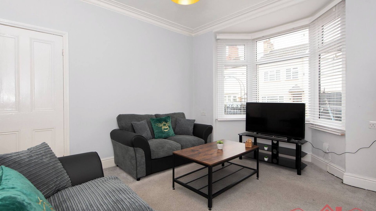 Darlington House | Spacious Darlington 3BR Home near City Centre with Garden and Parking - sleeps 6