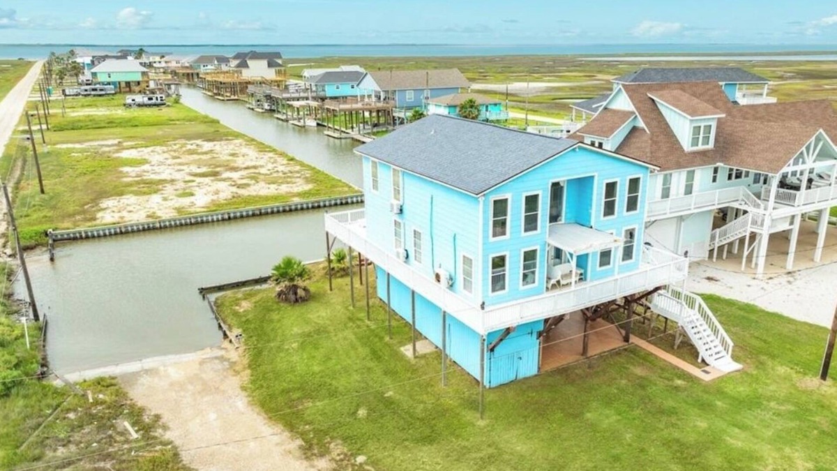 Freeport House | Spacious deck 5-bedroom home in Freeport with WiFi, 3 full baths sits on canal.