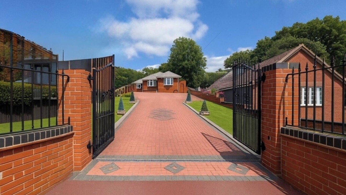 Cradley House | Spacious Detached Bungalow family friendly gated parking, 5 mins from Dudley Zoo