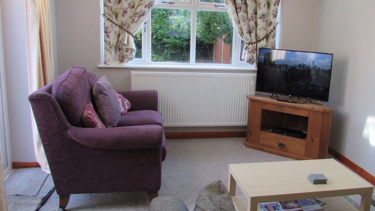 Grantham House | Spacious detached bungalow with off street parking