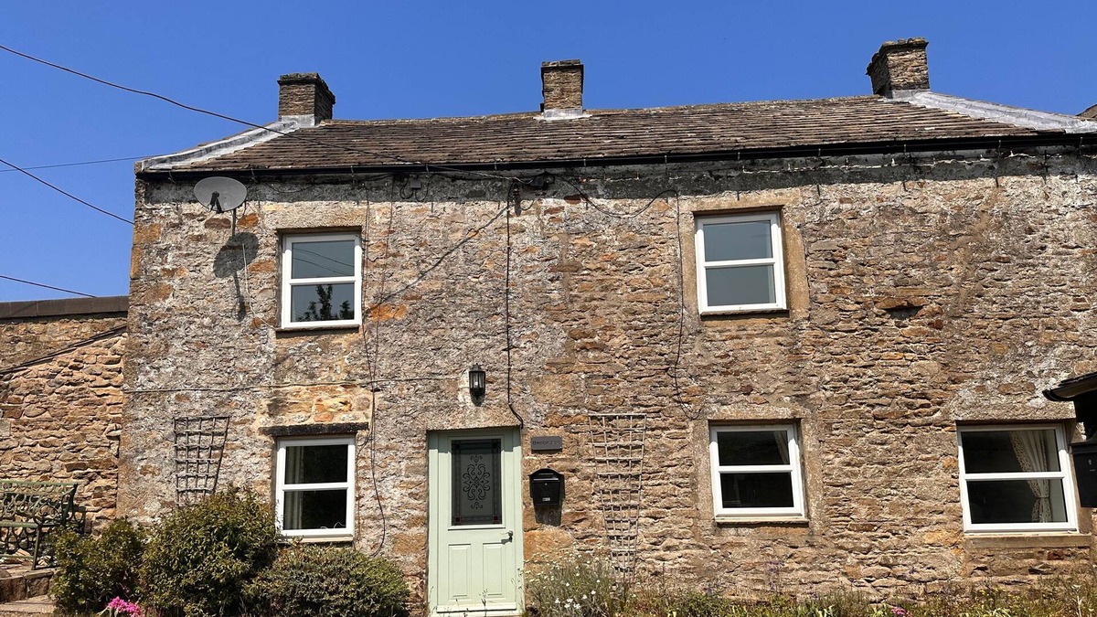 Langthwaite Cottage | Spacious detached holiday home, sleeps 7 with 2 furry friends, free WiFi, two pubs nearby.