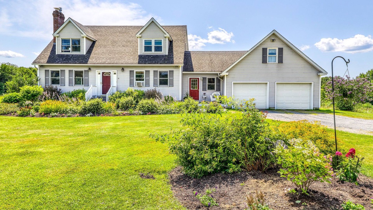 Waterbury Center House | Spacious, dog-friendly house w/free WiFi, gas fireplace, private grill