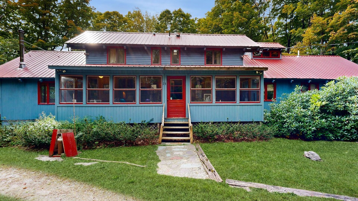 Forest Farms House | Spacious dog-friendly home, fireplace, firepit, sauna, jet tub, decks, wifi
