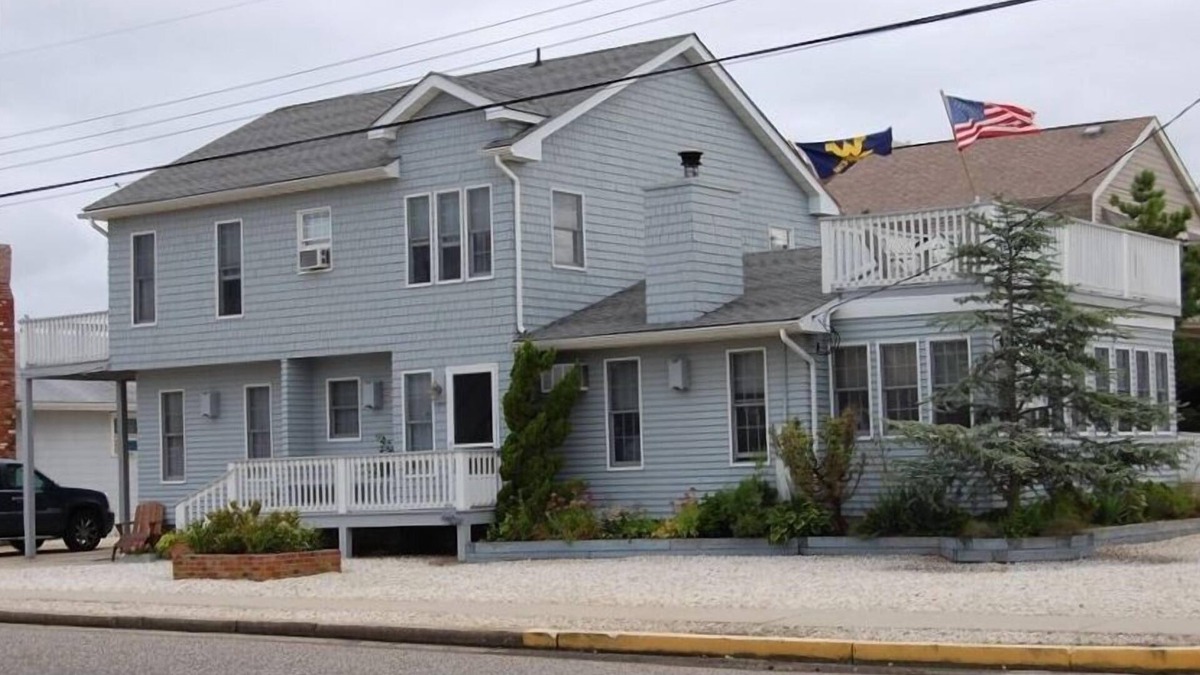 Avalon House | SPACIOUS, DOG FRIENDLY ON 75th ST -WALK TO SHOPS & NIGHTLIFE-1.5 BLOCK TO BEACH