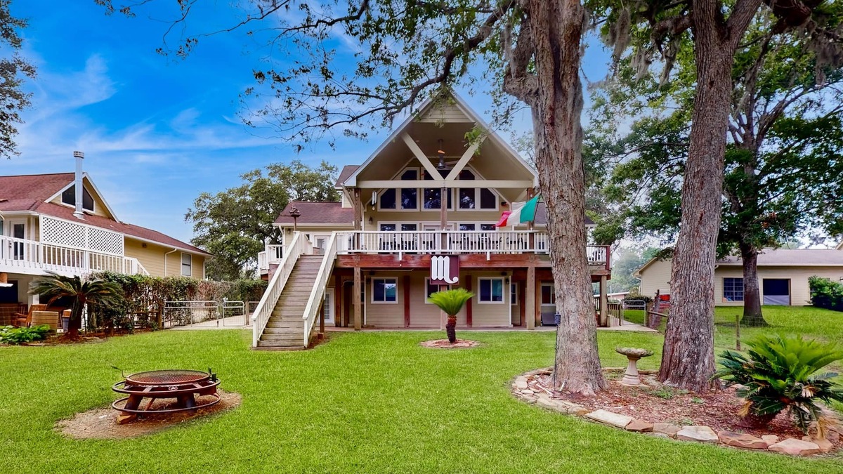 Brazoria House | Spacious dog-friendly riverfront home with central AC, private pier + firepit