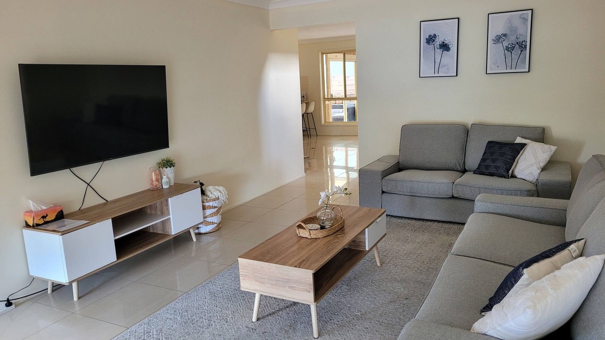 Prestons House | Spacious Double Storey 4 Bedroom/2.5 Bath House