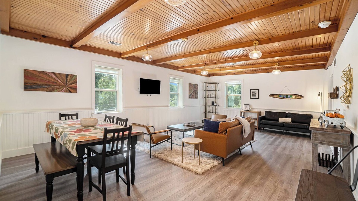 Douglas Apartment | Spacious downtown apartment with parking