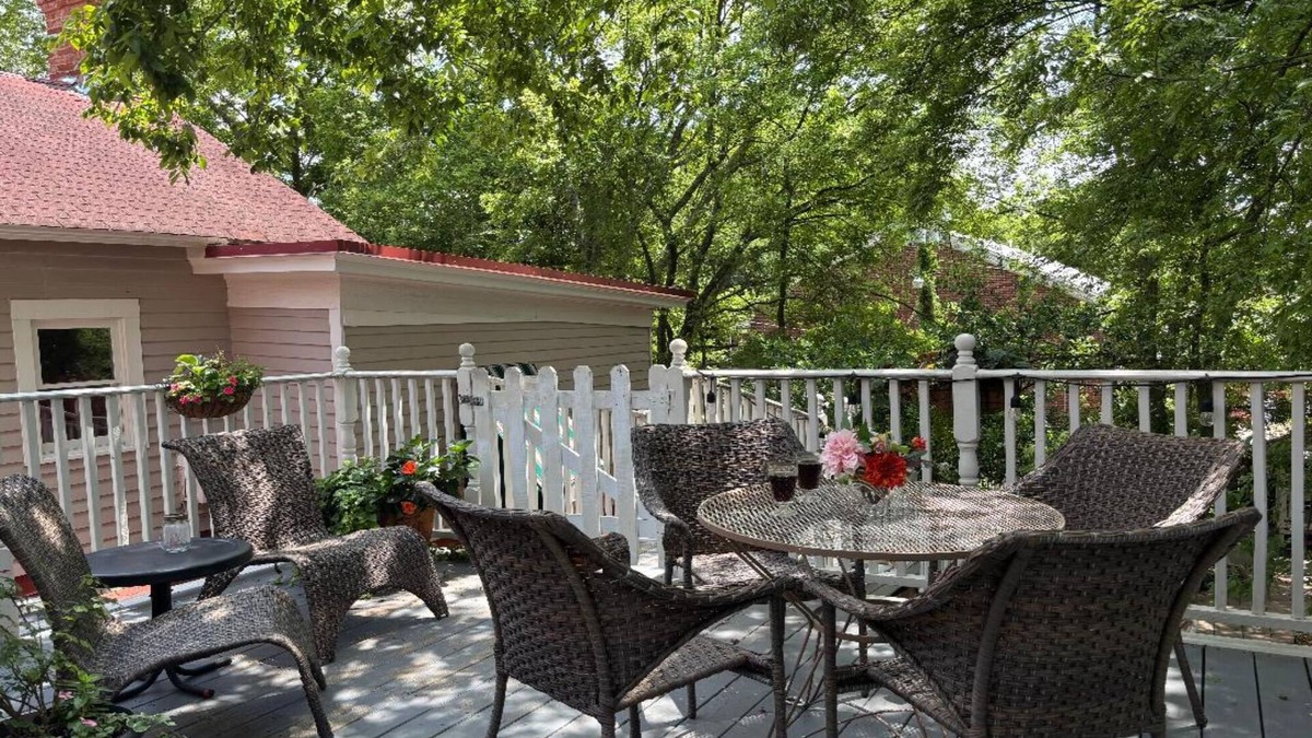 Downtown Little Rock Cabin | Spacious Downtown Cottage with Roof-Top Patio