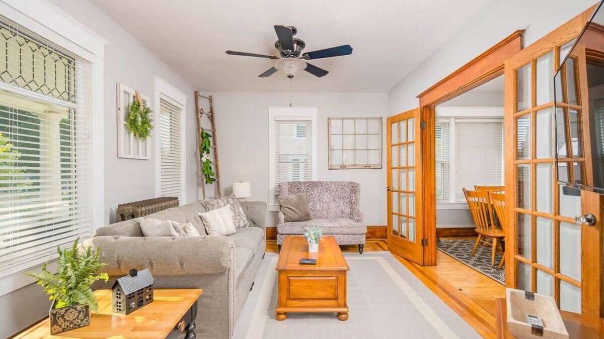 Appleton House | -Spacious Downtown Character Home 4 bedroom 3 bath