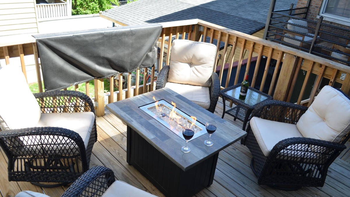 Noble Square Condo | Spacious Downtown Chicago Condo with Spa Bath, King Bed, Patio, 3 Blocks to L