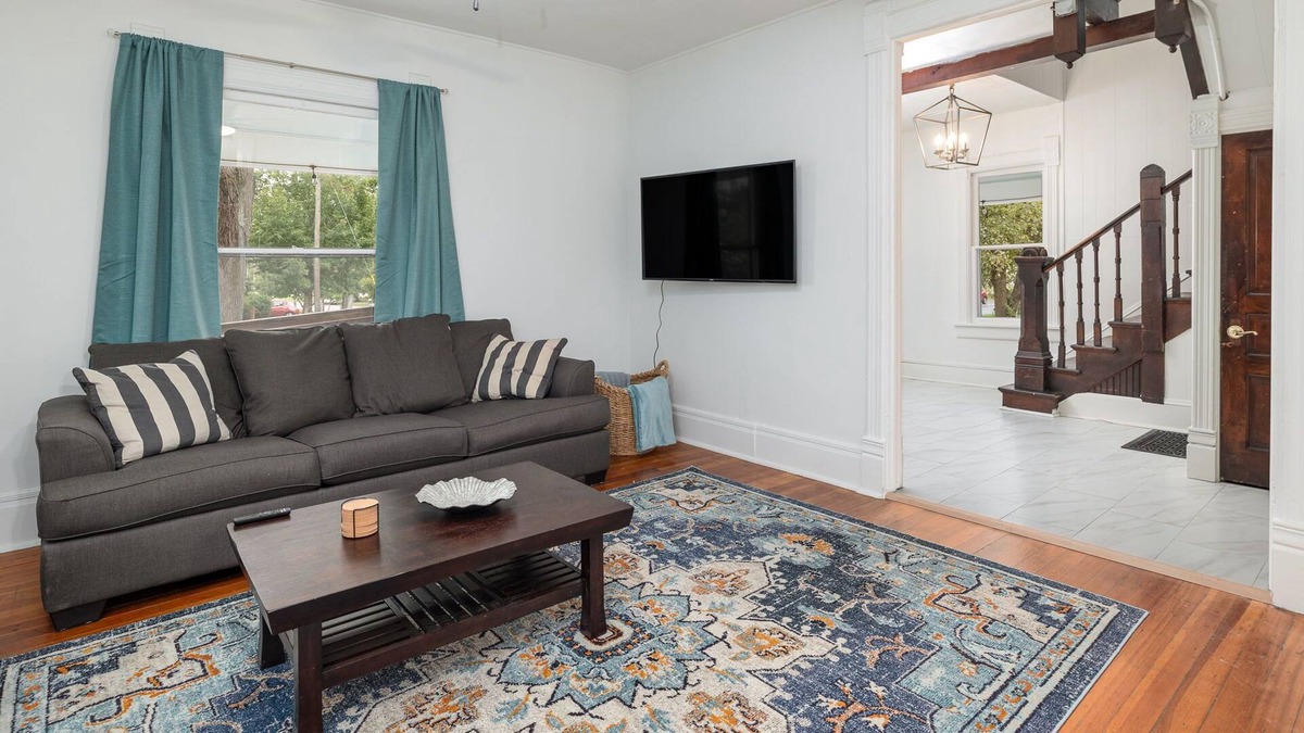 Oread House | Spacious downtown retreat steps from KU campus
