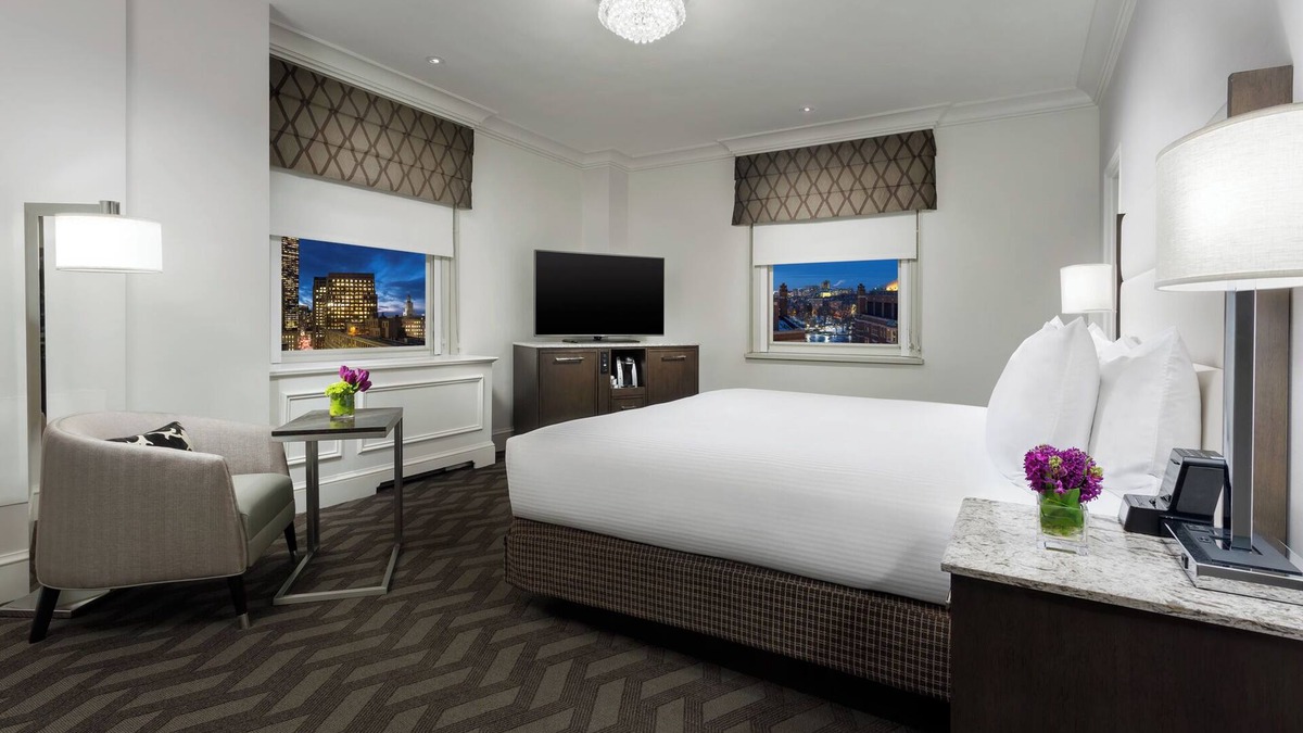 Downtown Boston Hotel | Spacious Downtown Room Close to Public Garden | Pets Are Allowed