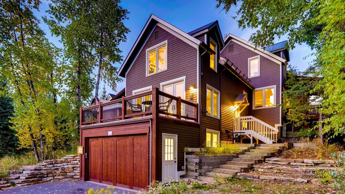 Weisshorn House | Spacious Downtown Home + Mtn Views + Hot Tub + Ski Shuttle - Great Raven Grande