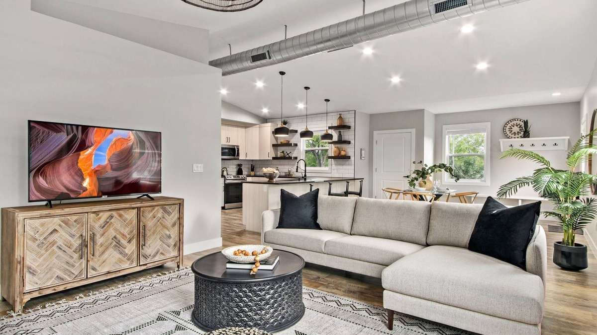 Old Town Apartment | Spacious Downtown Apartment – Walk to Old Town FC!