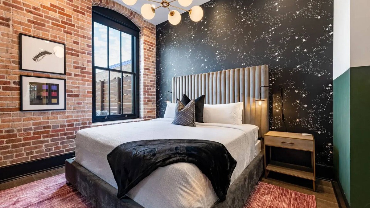 Central Business District Hotel | Spacious Downtown 2BD Private Terrace Near Parades Rooftop Pool,Gym & Gameroom Walkable to all