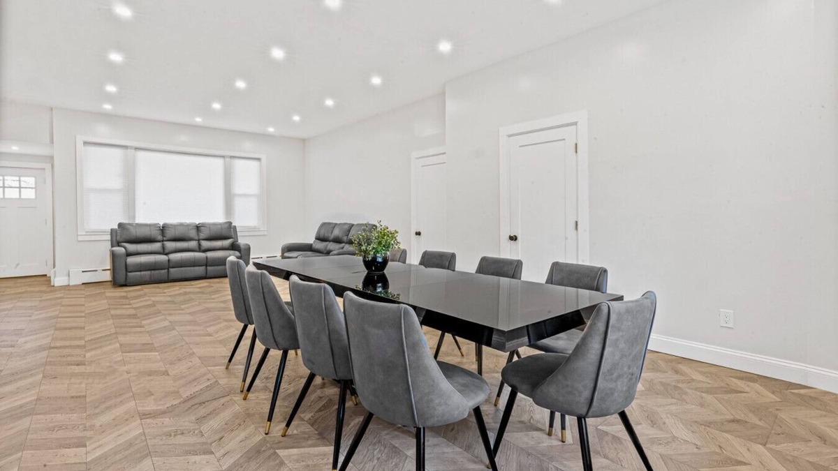 Woodridge House | Spacious Dream Home for 18: with Playground!
