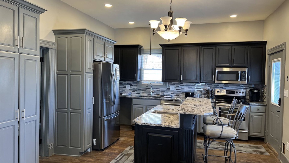 Dundee-Happy Hollow Historic District House | Spacious Dundee Apartment w/5 rooms - Walk to UNMC