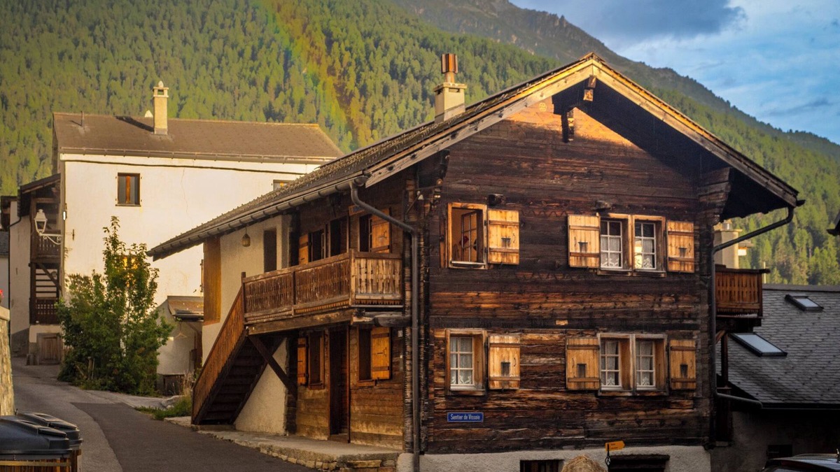 St. Luc Ski Chalet | Spacious duplex apartment in chalet – Sleeps 8Charming apartment of 96 m² on 2 floors, located in a