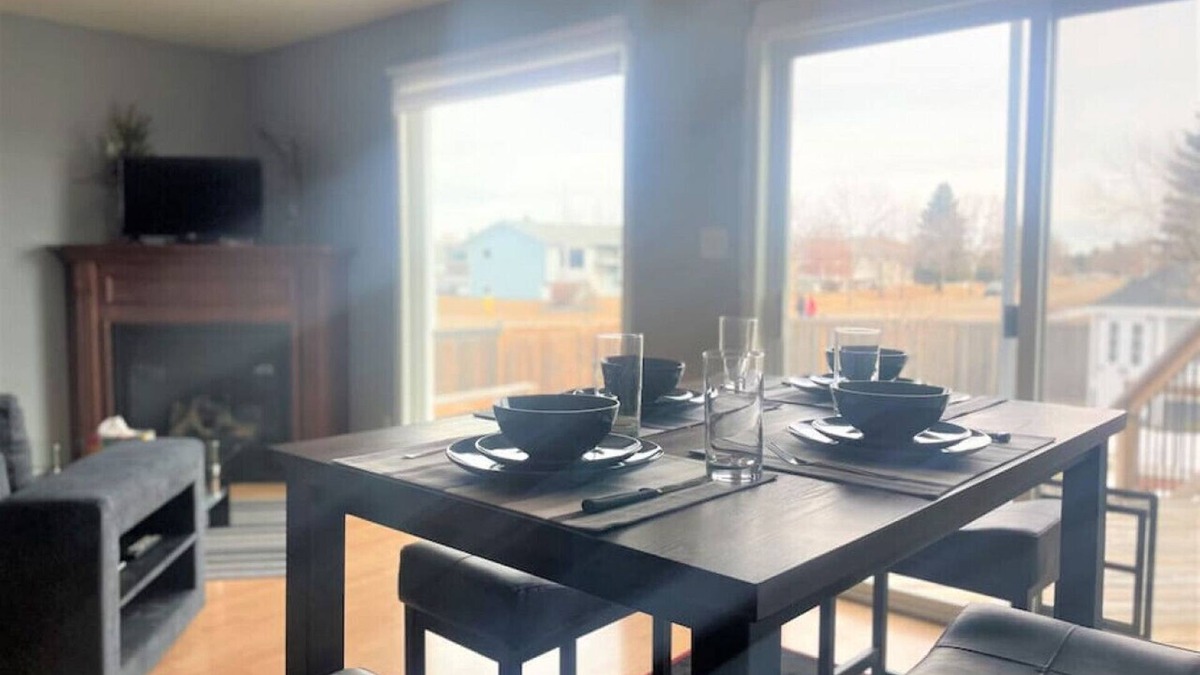 Camrose House | Spacious Duplex