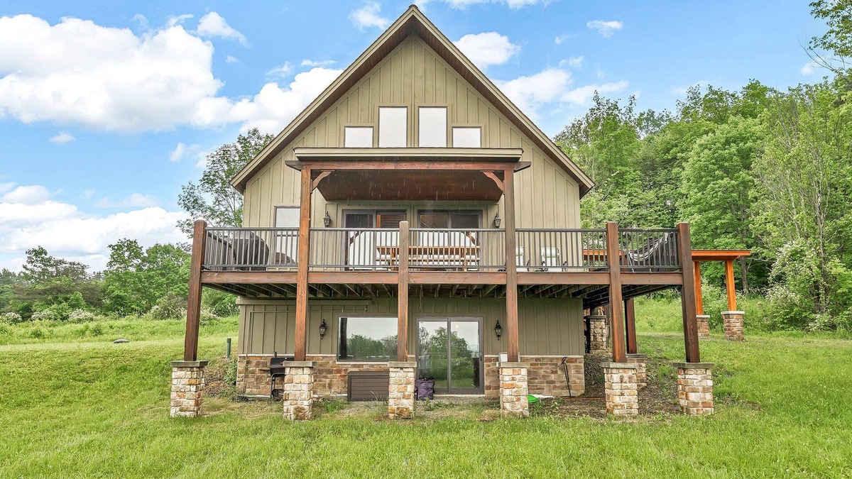 East Otto Ski Chalet | Spacious Ellicottville 5-bedroom 4-bath chalet with WiFi, AC