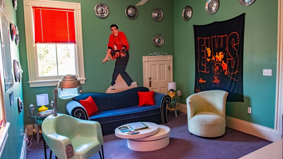 Bywater Bed & Breakfast | Spacious Elvis Suite at The Lookout Inn in the colorful Bywater neighborhood!n