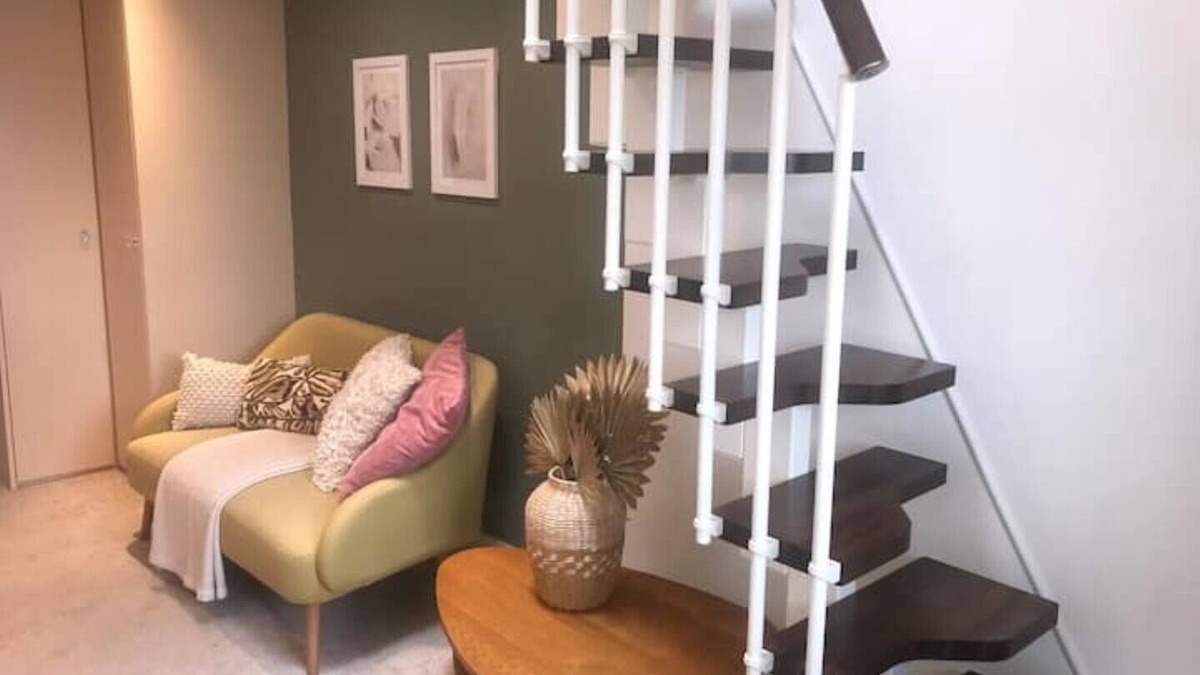 Hertford Apartment | Spacious en-suite room with mezzanine