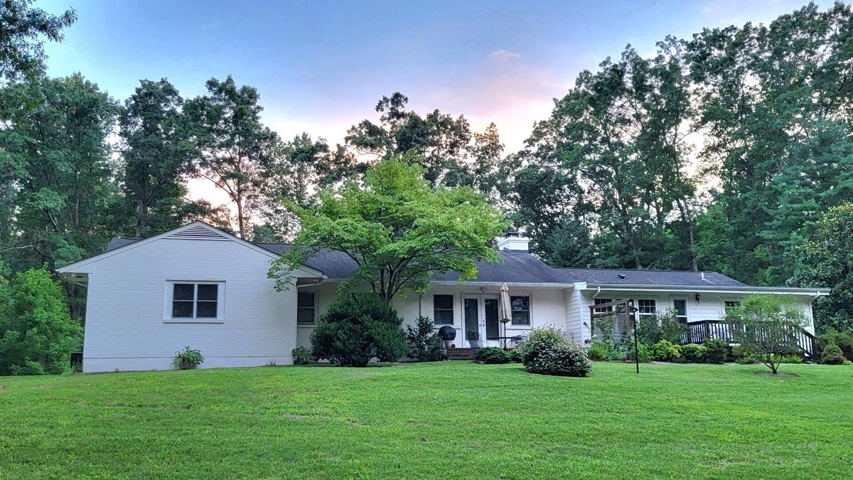 Batesville House | Spacious Estate on 6 acres, King Suite + Efficiency convenient to I-64 in Crozet
