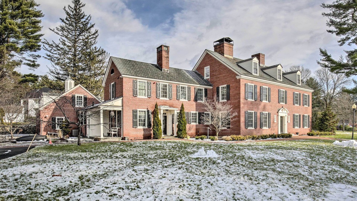 Keene House | Spacious Estate w/Courtyard: 2 Miles to Downtown!