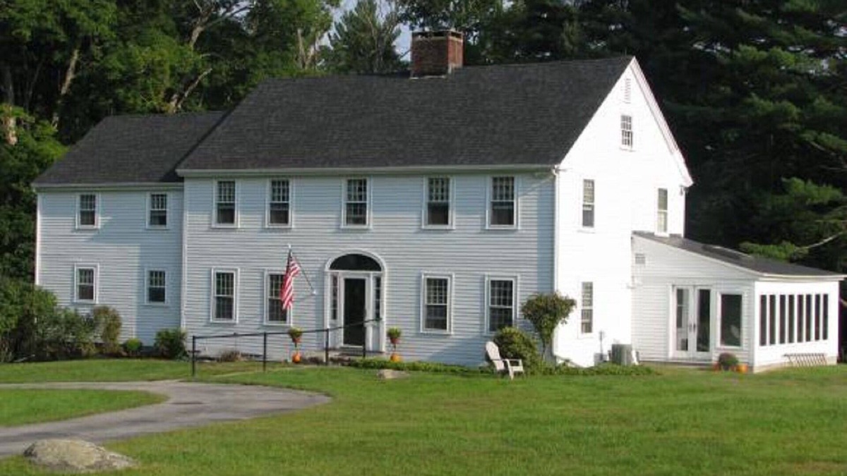 Peterborough House | Spacious Estate With Mtn Views! Private Setting, Great Family Home!