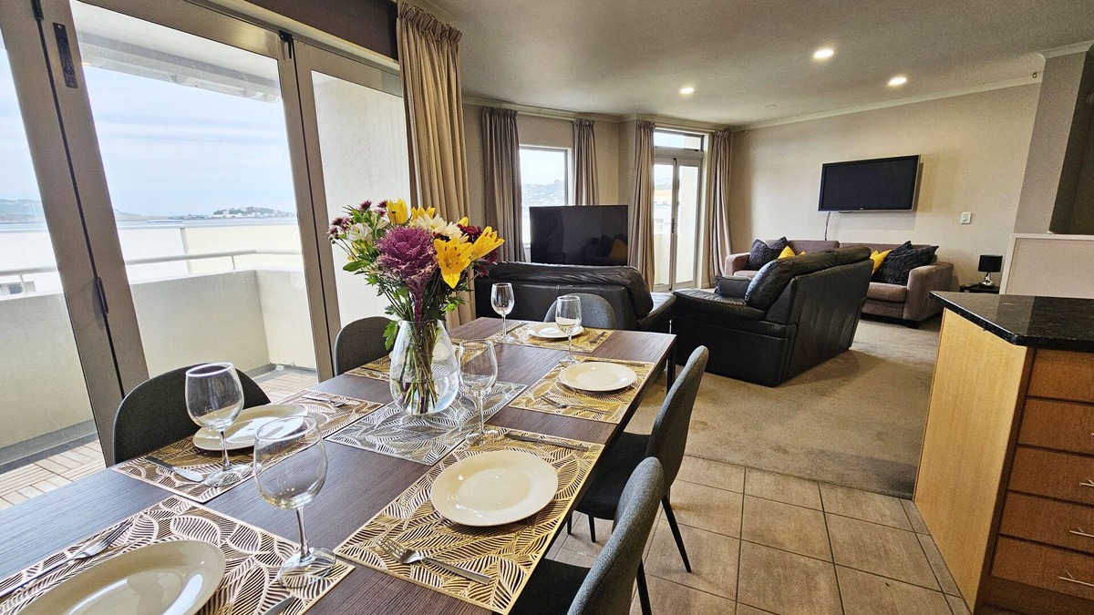 Miramar Apartment | Spacious Executive Modern Home, City Fringe!
