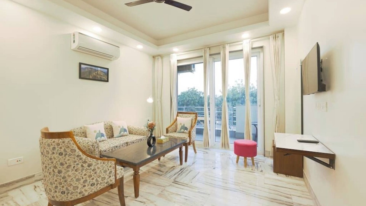 Gurugram Apartment | Spacious executive suite with bathtub & balcony