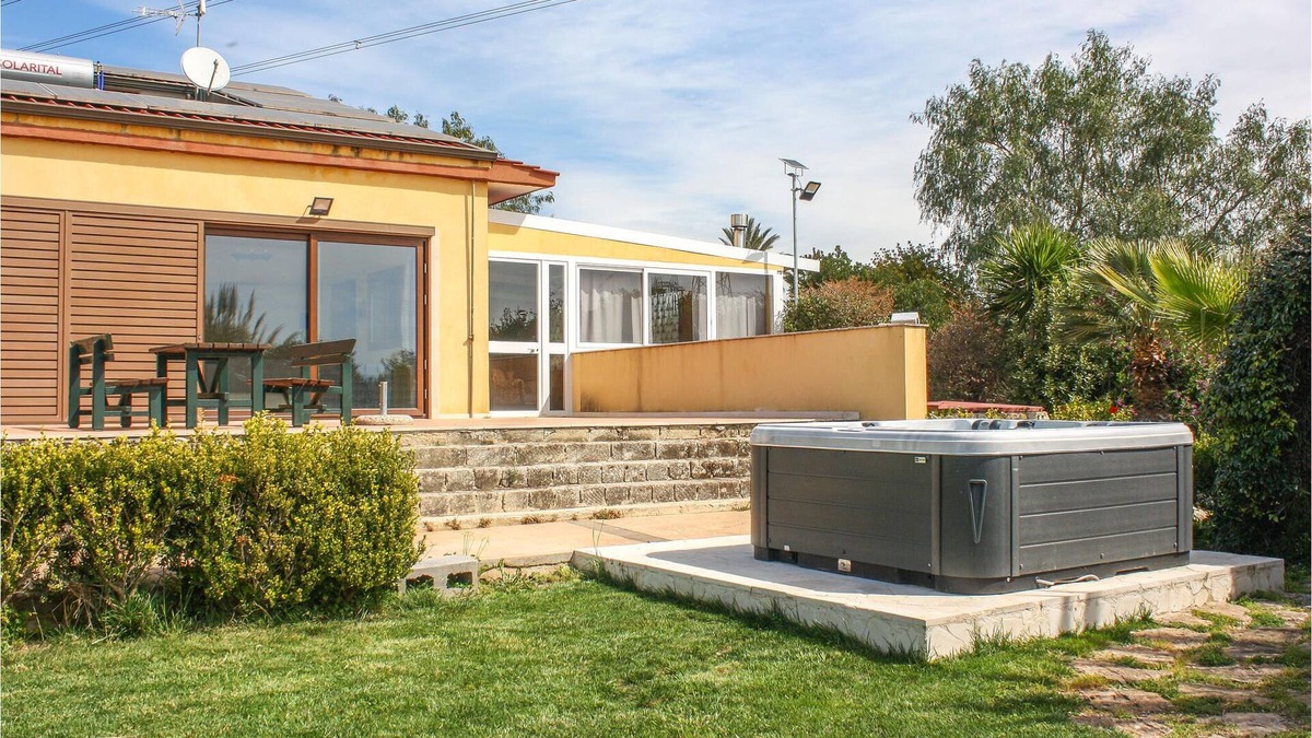 Licodia Eubea House | Spacious, family-friendly cottage with jacuzzi and an olive grove on the huge natural plot.