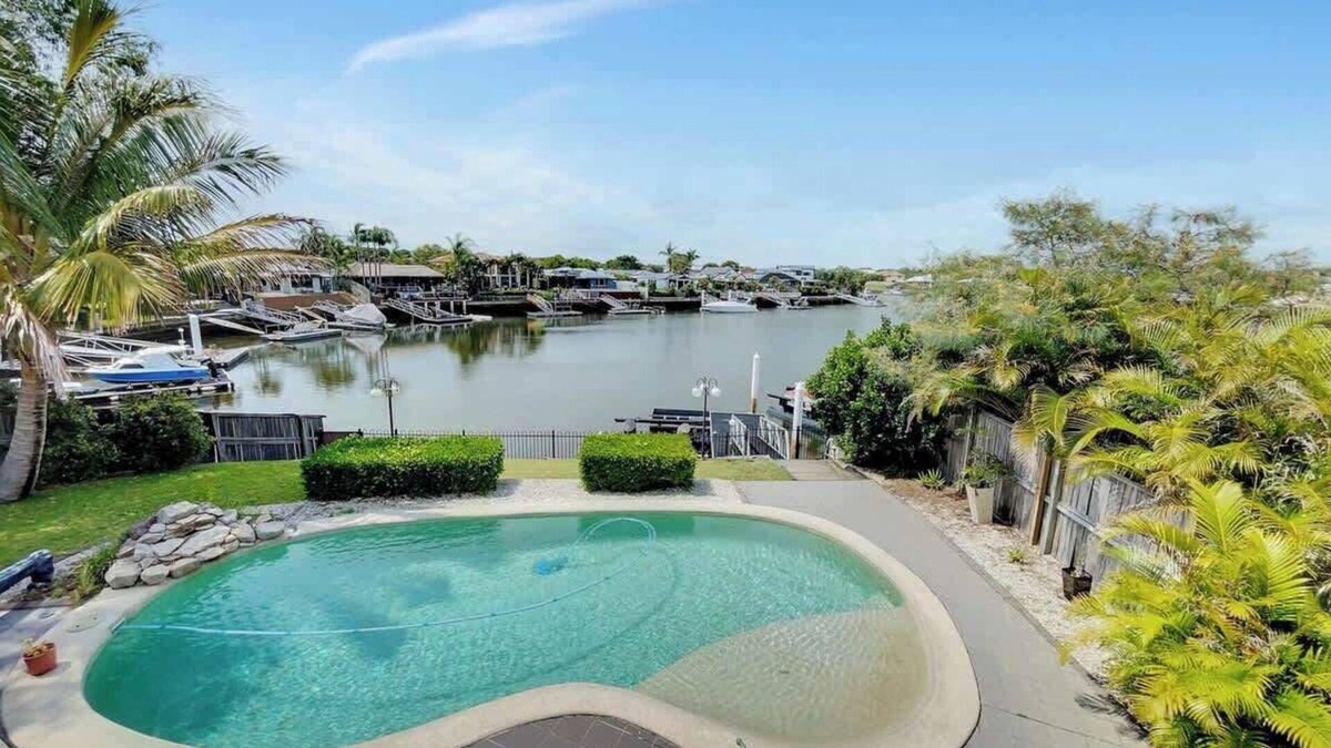 Banksia Beach House | Spacious Family & Pet-friendly Home on the Water