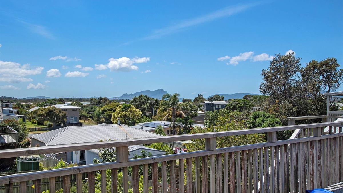 Ruakaka Cottage | Spacious Family Bach by the Sea - Ruakaka Home