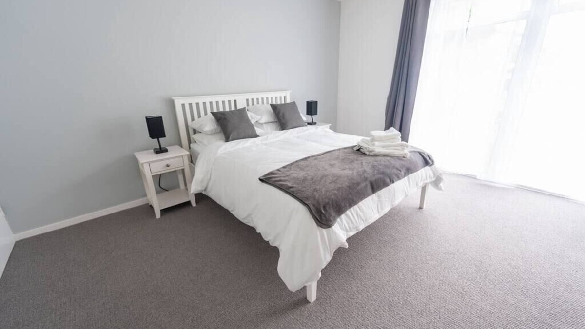 Epsom House | Spacious Family Bungalow with Garden for up to 7