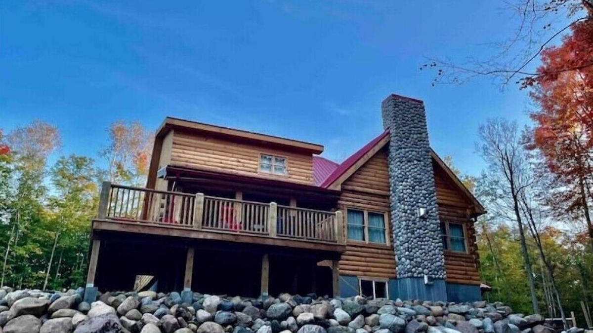 Cobourg Cabin | Spacious Family Cabin, Hot Tub & Pet Friendly!