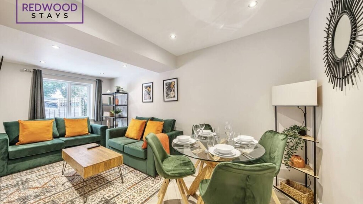 Rushmoor District House | Spacious Family, Contractor Home, FREE Parking