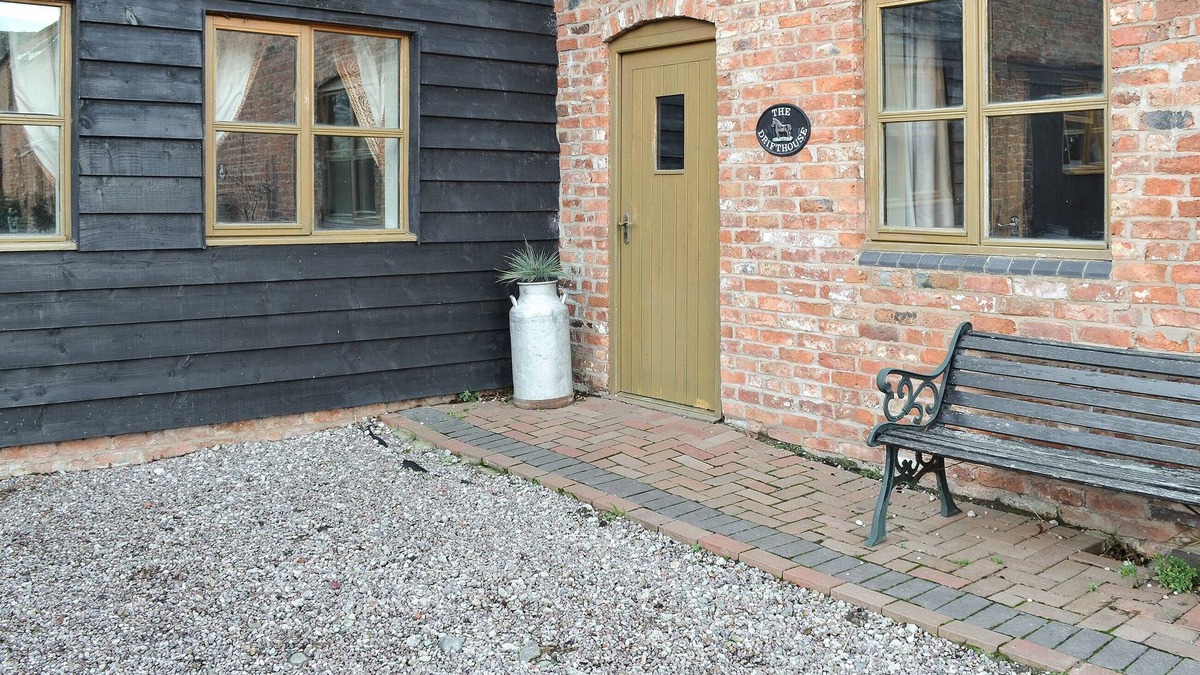 Chester Cottage | Spacious, family cottage with original features and enclosed courtyard, Tattenhall, Chester Zoo and