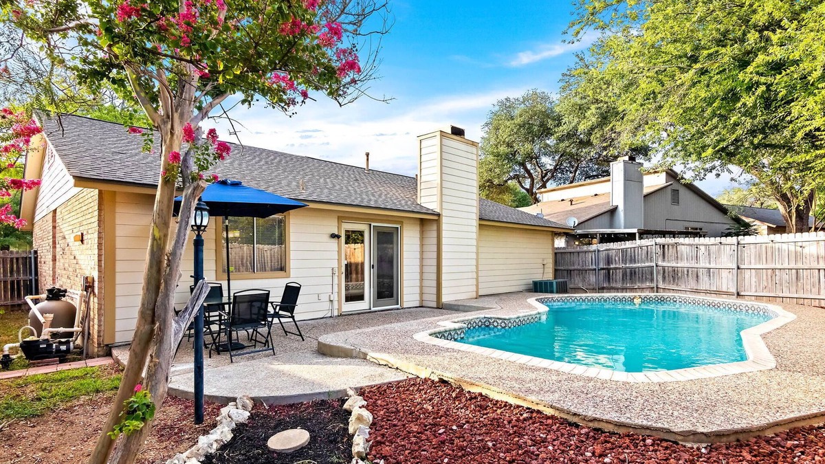 North San Antonio - SAT House | Spacious Family Friendly Pool House Sleeps 10 ppl!