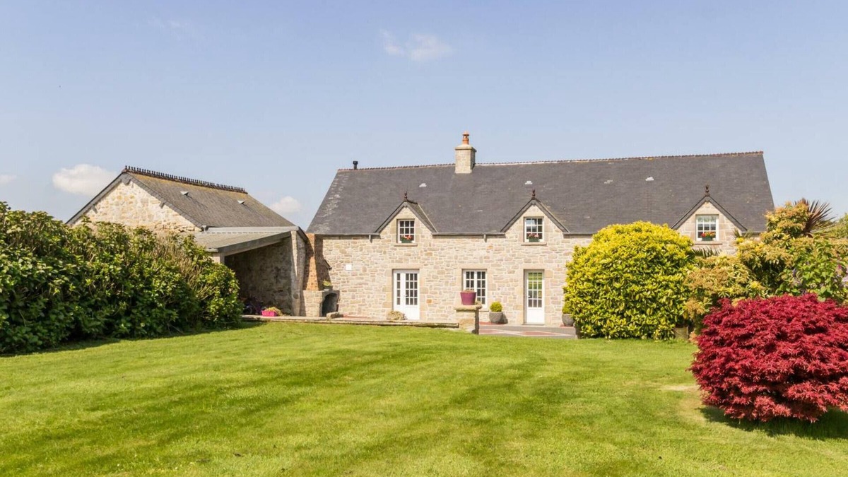 Hardinvast Cottage | Spacious Family-Friendly Cottage with Large Garden, Fireplace, and Close to Cherbourg and the Sea