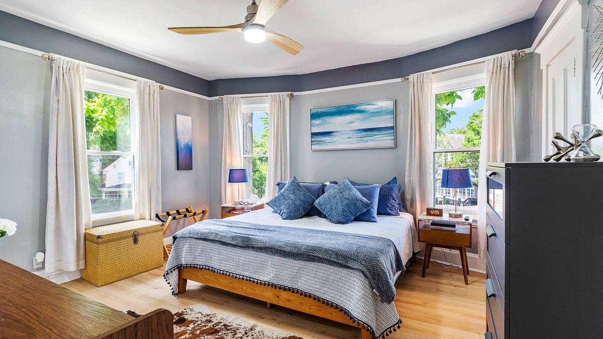 Oakley House | Spacious Family Friendly Gem ~ King Bed ~ Parking ~ Tons of Amenities!n