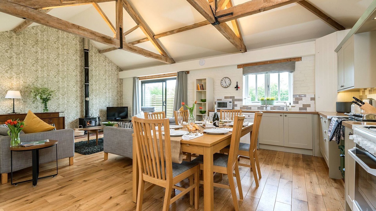 Sculthorpe Cottage | Spacious family friendly barn with luxury indoor pool & tennis courts close to the north Norfolk coa