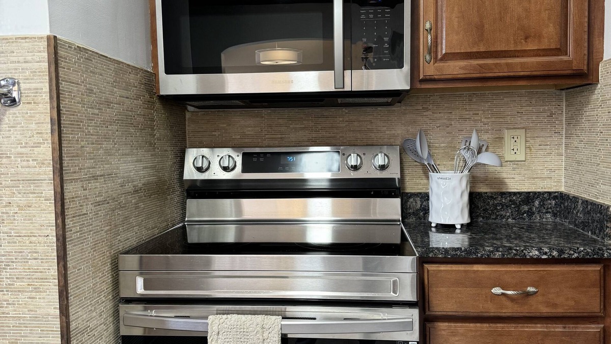 Avon Lake House | Spacious Family-Friendly and Pet-Loving Home for Eight!