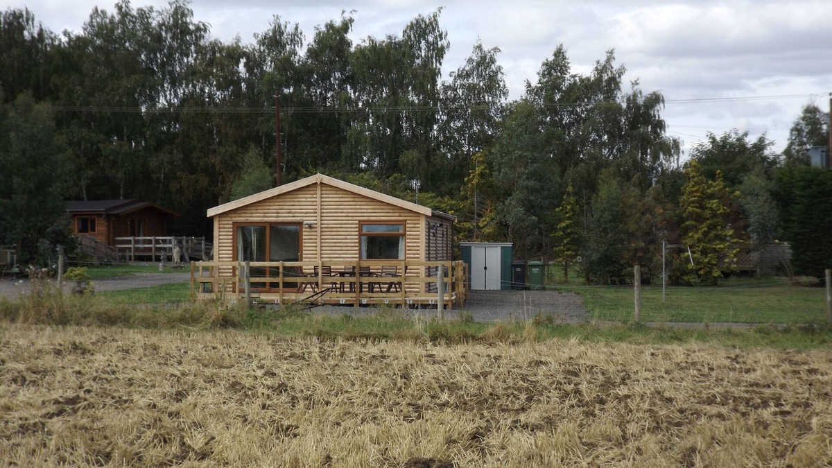 Offenham Cabin | Spacious family friendly cabin sleeps 7, open rural view, set well back off road