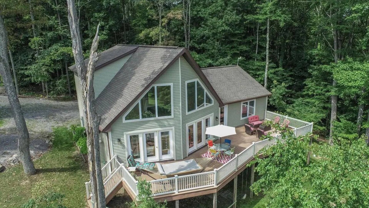 Thayerville Ski Chalet | Spacious family-friendly chalet w/fenced dog run & large deck near the lake/Wisp