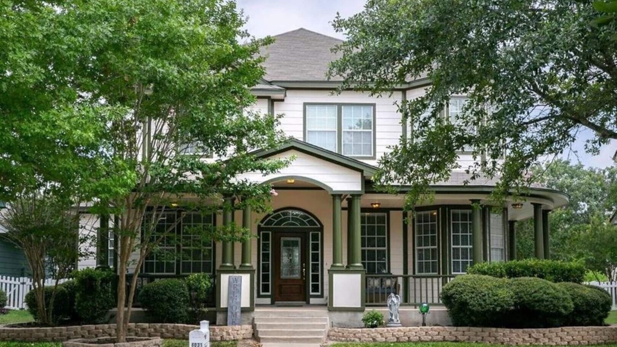 Kyle House | Spacious Family - Friendly Home Near Wedding Venues and Plum Creek Golf Course.