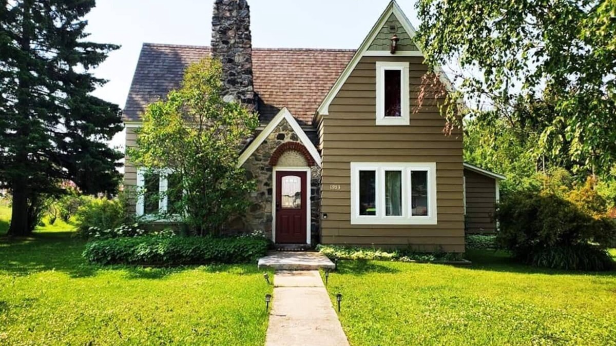 Moran House | Spacious Family Friendly House, Close To Trails and Mackinac Island Ferries!